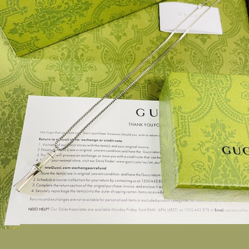 G*u*i necklaces